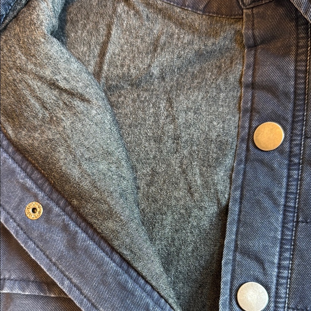 Lightweight Jacket with Structured Design - Picture 4 of 5